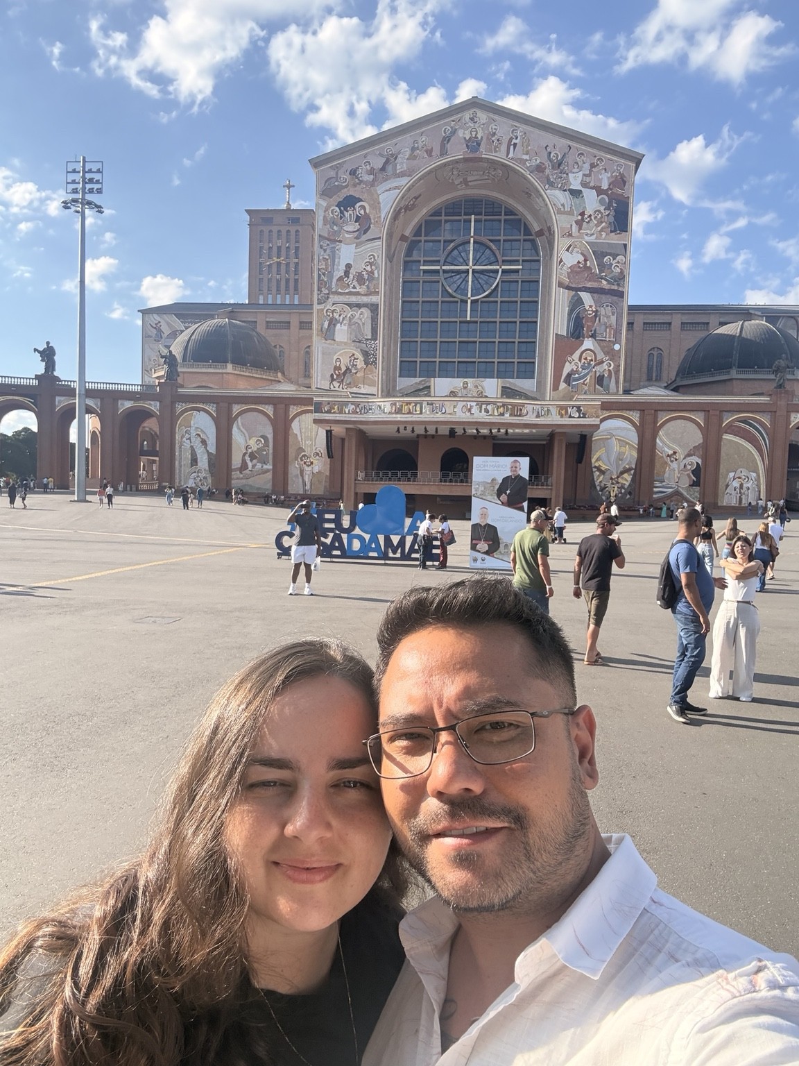 Francesco e Carolline diante do Santuário Nacional de Aparecida